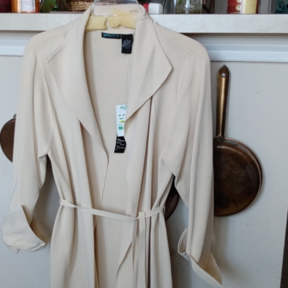 Yarns& stitches L tan cream sweater. - Picture 2 of 5